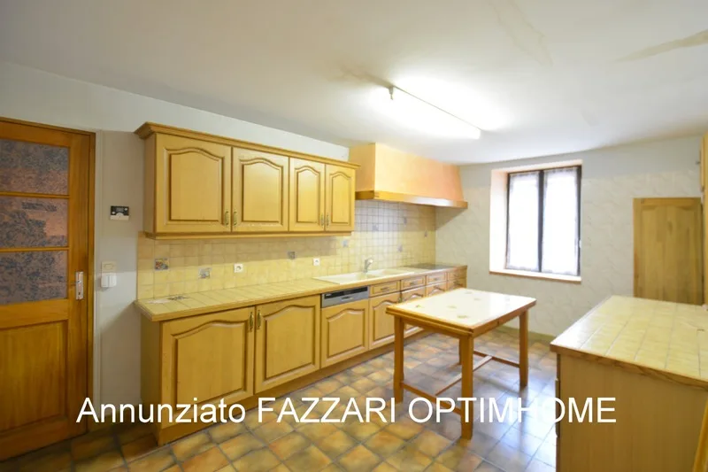 In vendita in esclusiva, casa di villaggio di 111 m² abitabile con annessi e grande granaio di 106 m²