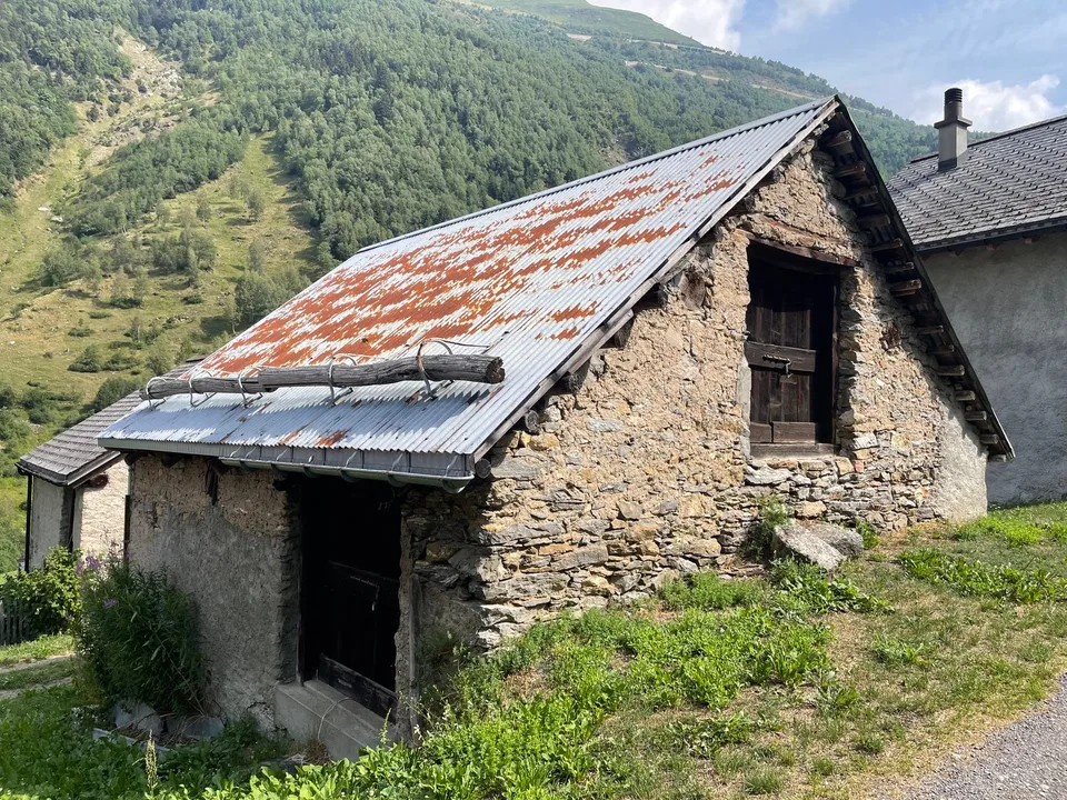 FONTANA-AIROLO - Piccola stalla da riattare