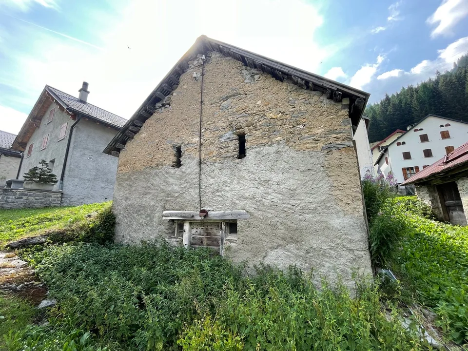 FONTANA-AIROLO - Piccola stalla da riattare