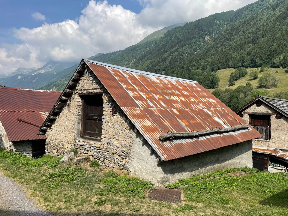 FONTANA-AIROLO - Piccola stalla da riattare