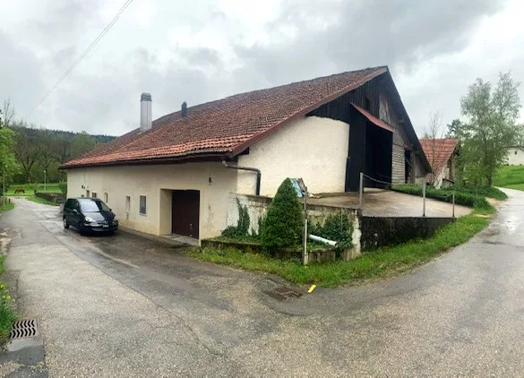 2127 Les Bayards/NE Vendita di una fattoria neocastellana con granaio e chalet