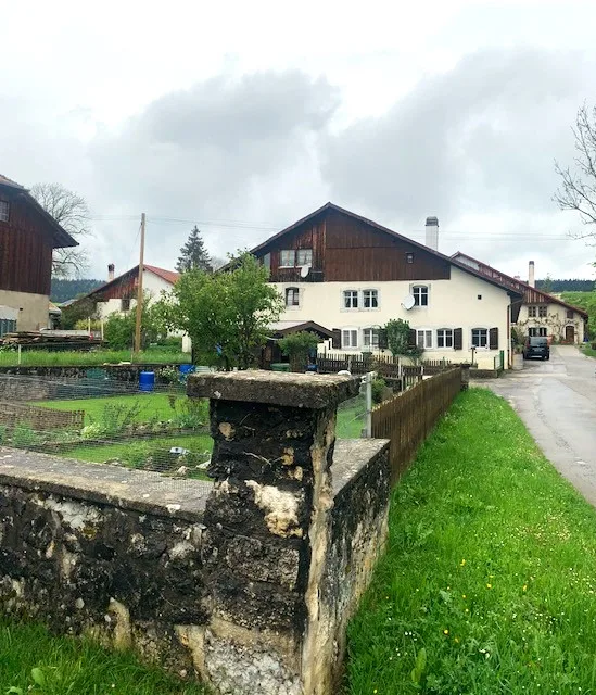 2127 Les Bayards/NE Vente d'une ferme Neuchâteloise mitoyenne avec grange et chalet