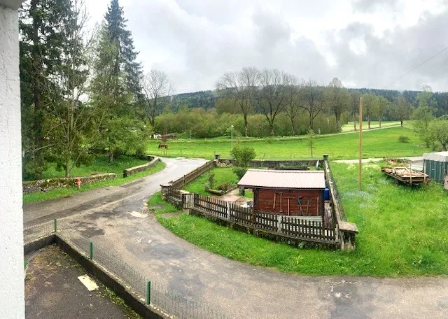 2127 Les Bayards/NE Vendita di una fattoria neocastellana con granaio e chalet