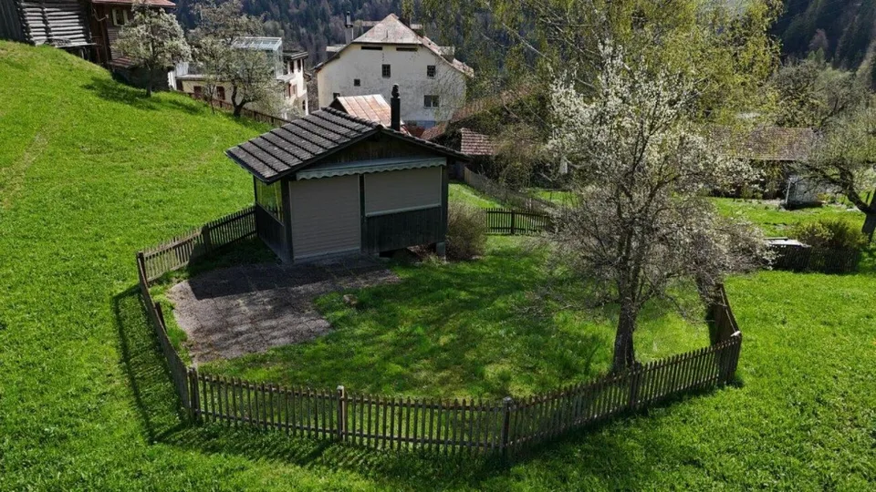 Einfamilienhaushälfte mit schönem Gartenhaus und  grossem Grundstück