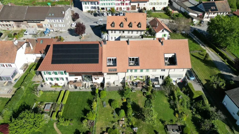 Dove la tranquillità incontra la vista panoramica: appartamento mansardato di 3,5 locali a Vallamand – foto 9 di 10