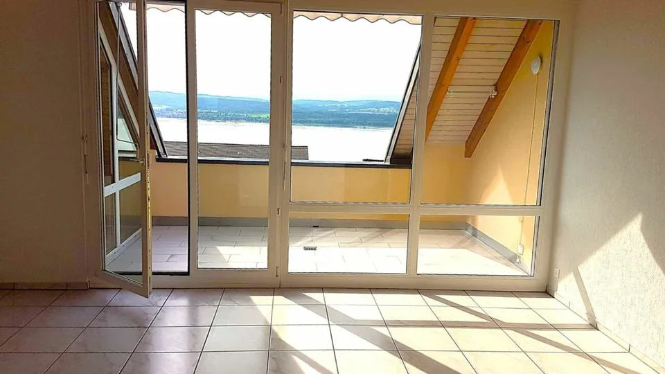 Ein Rückzugsort mit Charme und umwerfender Panoramasicht: 3.5-Zimmer-Dachwohnung in Vallamand