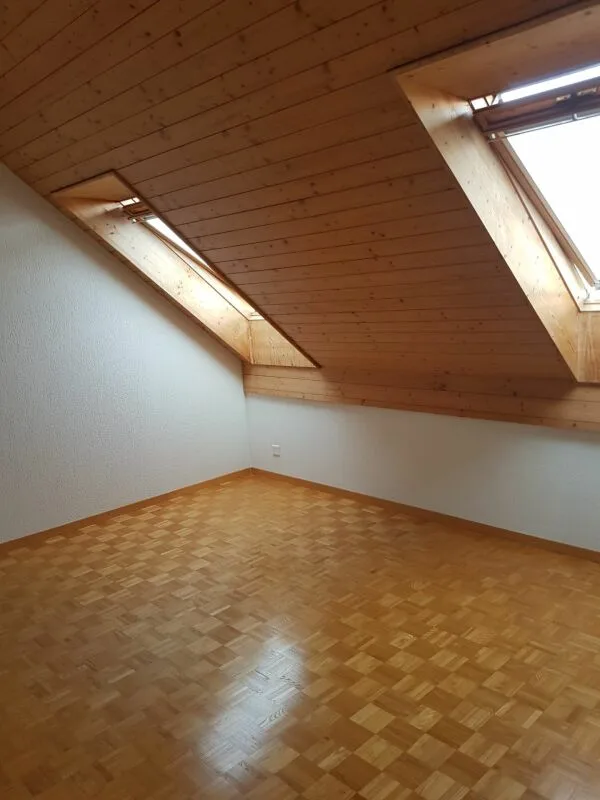 Dove la tranquillità incontra la vista panoramica: appartamento mansardato di 3,5 locali a Vallamand – foto 7 di 10