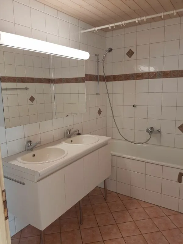 Dove la tranquillità incontra la vista panoramica: appartamento mansardato di 3,5 locali a Vallamand – foto 6 di 10
