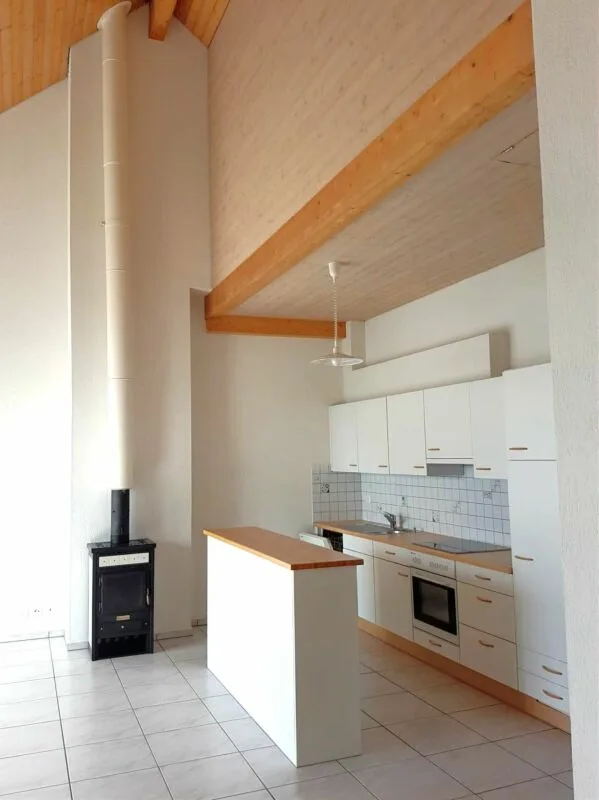 Ein Rückzugsort mit Charme und umwerfender Panoramasicht: 3.5-Zimmer-Dachwohnung in Vallamand