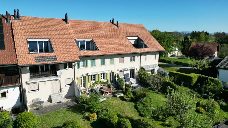 Ein Rückzugsort mit Charme und umwerfender Panoramasicht: 3.5-Zimmer-Dachwohnung in Vallamand