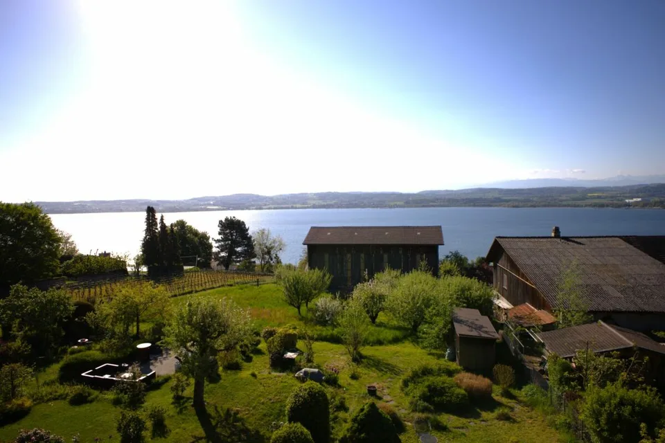 Ein Rückzugsort mit Charme und umwerfender Panoramasicht: 3.5-Zimmer-Dachwohnung in Vallamand