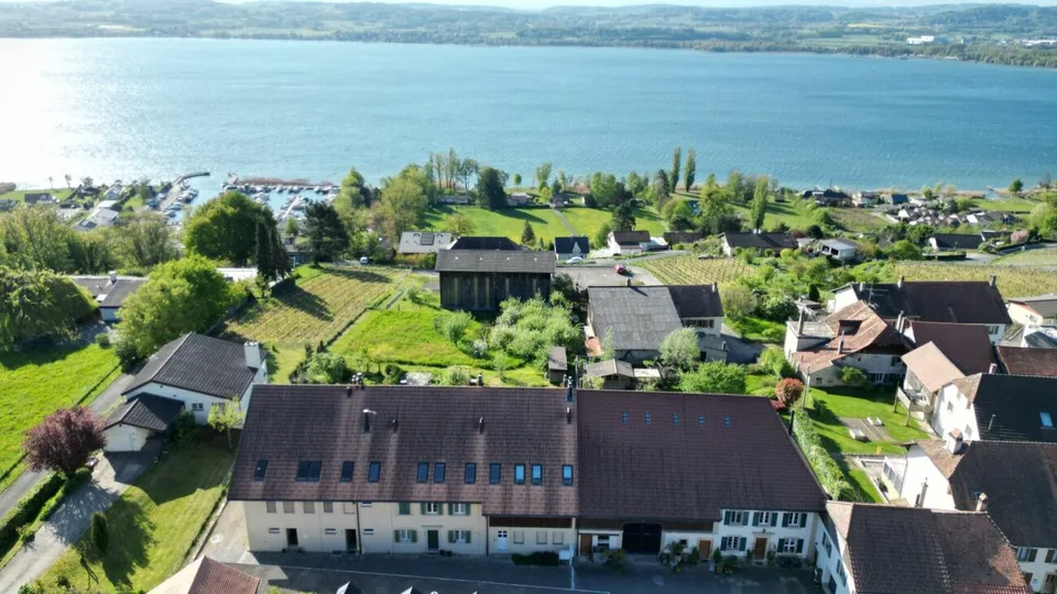 Dove la tranquillità incontra la vista panoramica: appartamento mansardato di 3,5 locali a Vallamand – foto 10 di 10