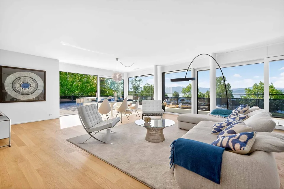 Neue 5,5-Zimmer-Wohnung im Eckgebäude mit 200m² Terrasse - Blick auf den Genfersee