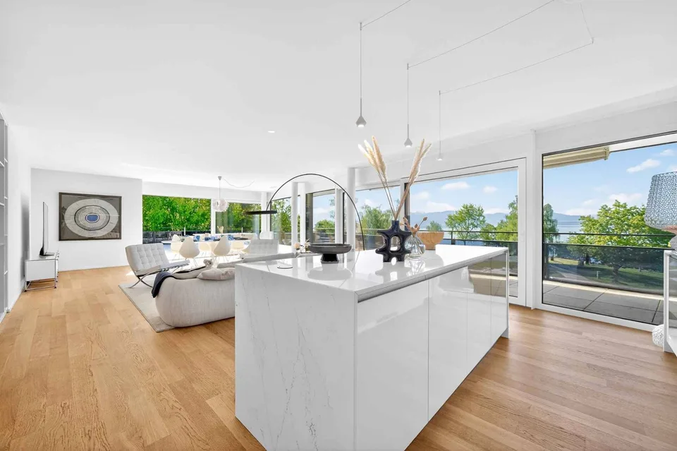 Neue 5,5-Zimmer-Wohnung im Eckgebäude mit 200m² Terrasse - Blick auf den Genfersee