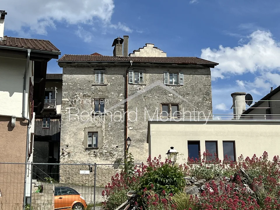 Historisches Wohnhaus mit 3 Wohnungen mit Blick auf das Leuker Schloss
