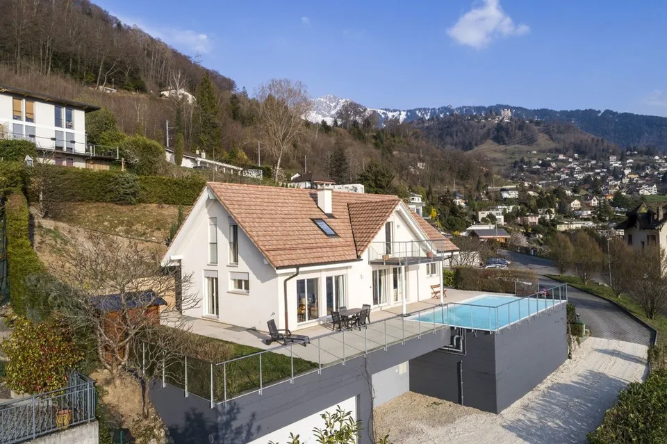 Belle villa agrémentée d'une piscine offrant un panorama d'exception
