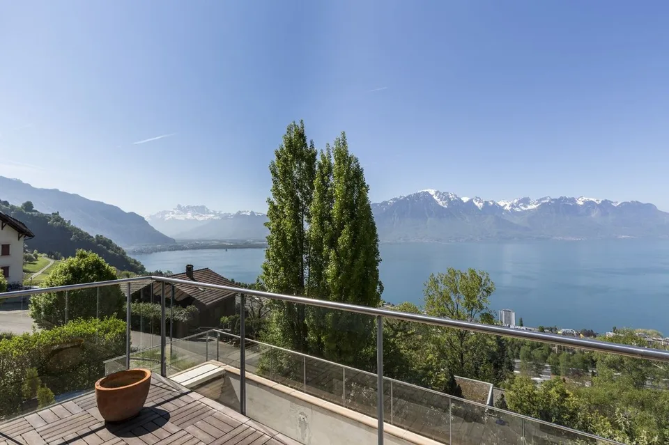 Bella villa con piscina che offre un panorama eccezionale