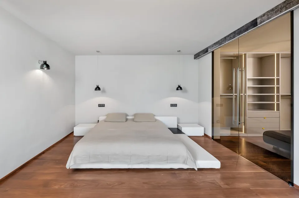 PRESTIGIOSA PROPRIETA VISTA LAGO CON CON PISCINA E DARSENA PRIVATA
