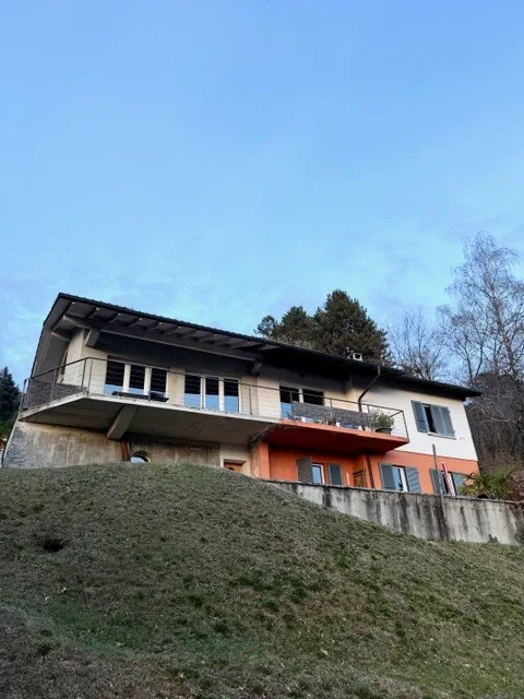 Casa unifamiliare con vista panoramica e giardino
