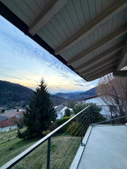 Casa unifamiliare con vista panoramica e giardino