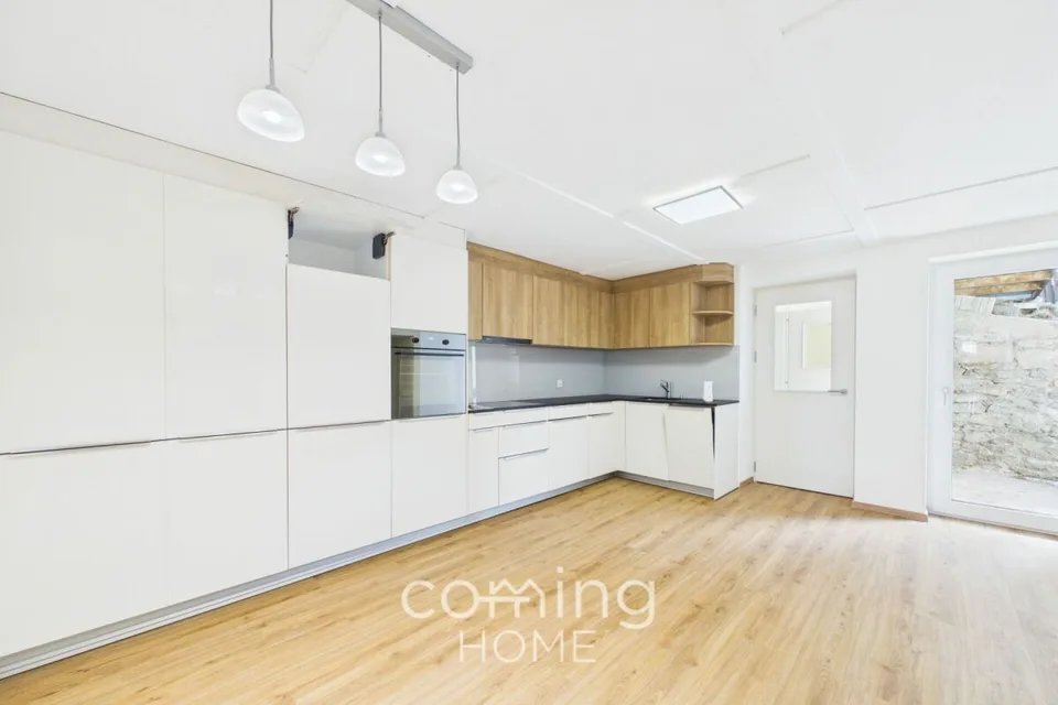 Balcone, vista sulla montagna e arredamento moderno - Appartamento di 4 camere a Eggerberg soleggiato