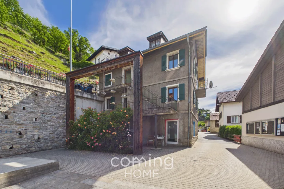 Balcone, vista sulla montagna e arredamento moderno - Appartamento di 4 camere a Eggerberg soleggiato