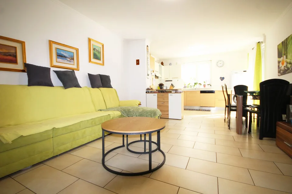 Moderno appartamento 4.5 locali con balcone vivibile a Rivera