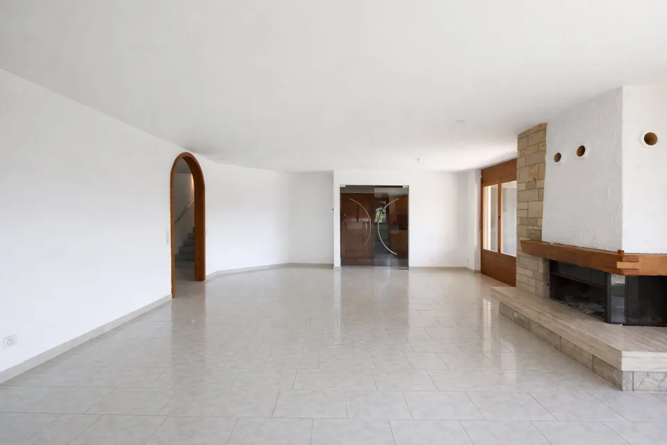 Casa unifamiliare affascinante con terreno spazioso e potenziale di sviluppo a Ormalingen