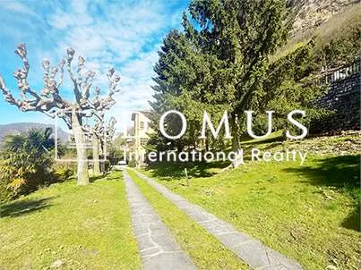 Bifamilien-Villa im Grünen mit bebaubarem Park