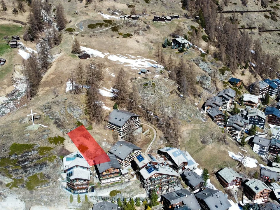 Parcelle de construction ensoleillée avec vue sur les montagnes à Zermatt
