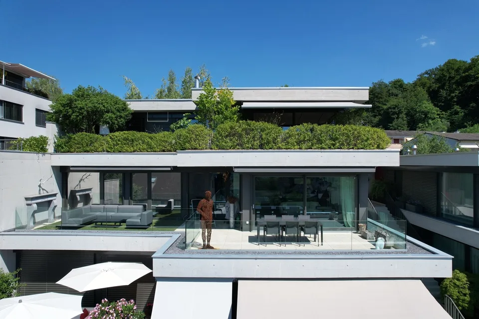 DESIGNERWOHNUNG MIT LIEBE ZUM DETAIL UND PANORAMASICHT