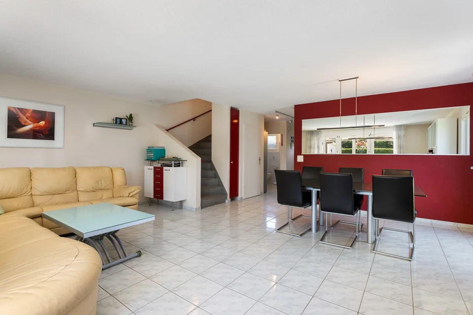 RISERVATO! Casa a schiera accogliente con giardino idillico pronto per essere occupata