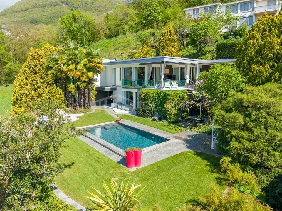 Moderne Villa mit Pool und Seeblick