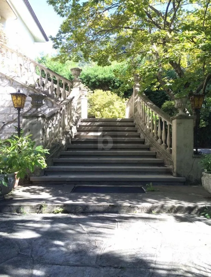 Mit Park und Tennisplatz privat