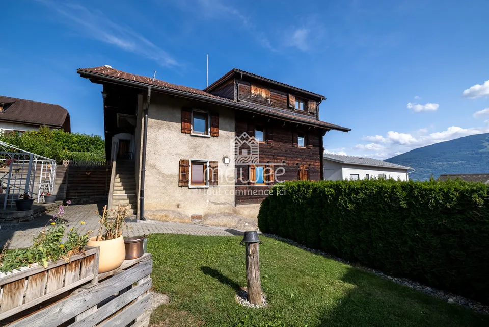 Chalet mitoyen avec dépendance et grand potentiel à Granois