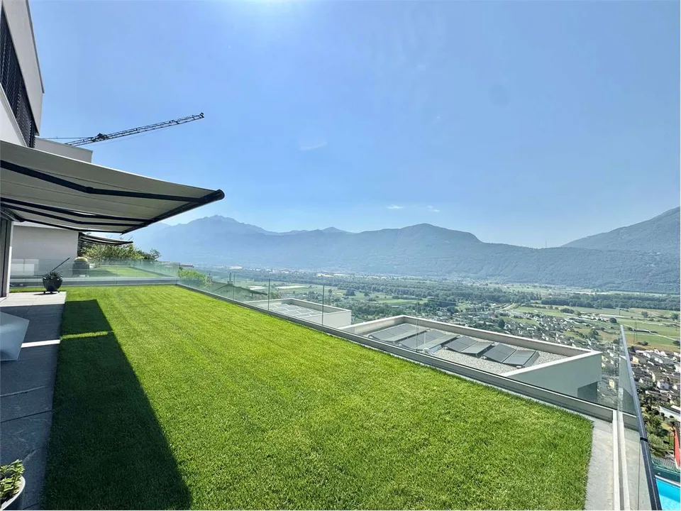 Moderna villa unifamiliare Minergie-P con impianto fotovoltaico e priv