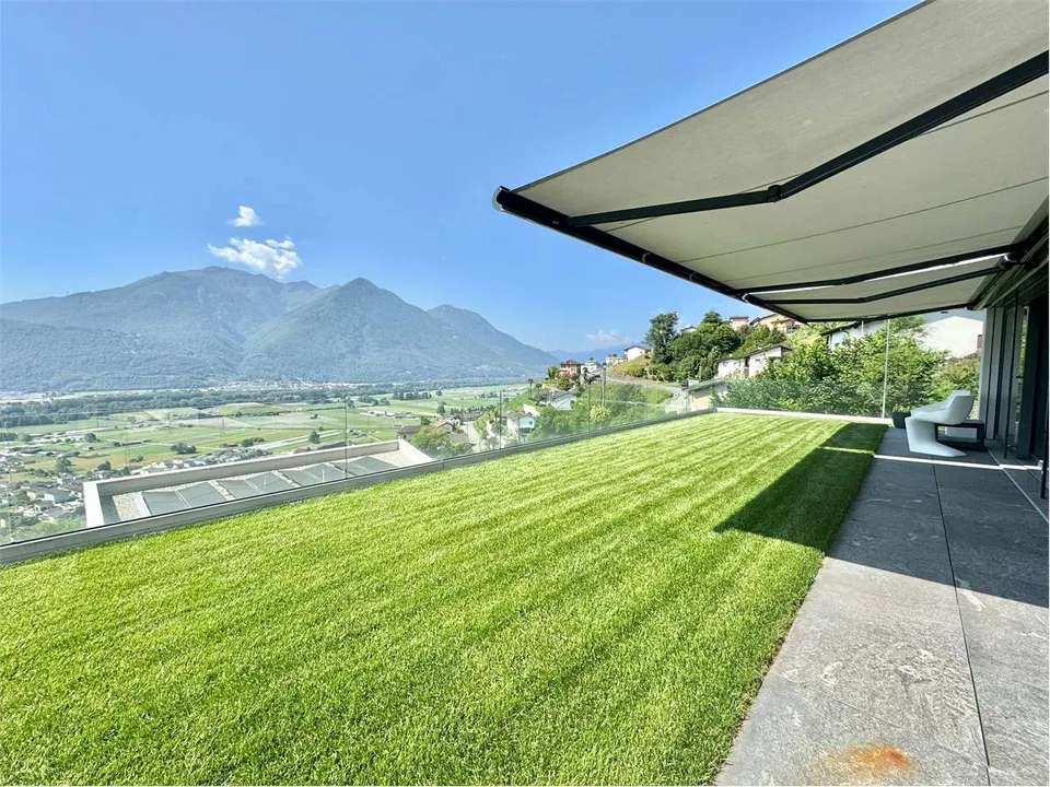 Villa unifamiliale moderne Minergie-P avec installation photovoltaïque et privée