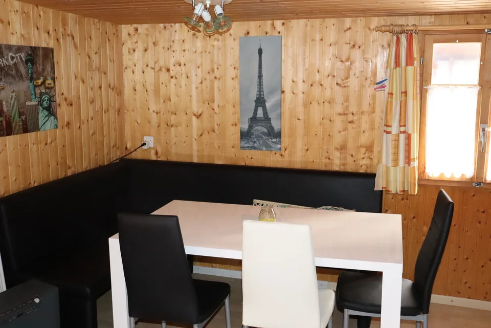 Affascinante casa da campeggio di 2,5 locali con terrazza soleggiata a Raron VS