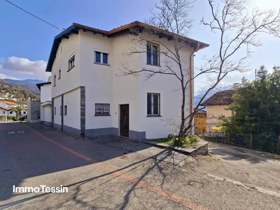 Rendement locatif : Maison avec 3 appartements dans un emplacement idéal, avec vue sur le lac, piscine intérieure et grand jardin