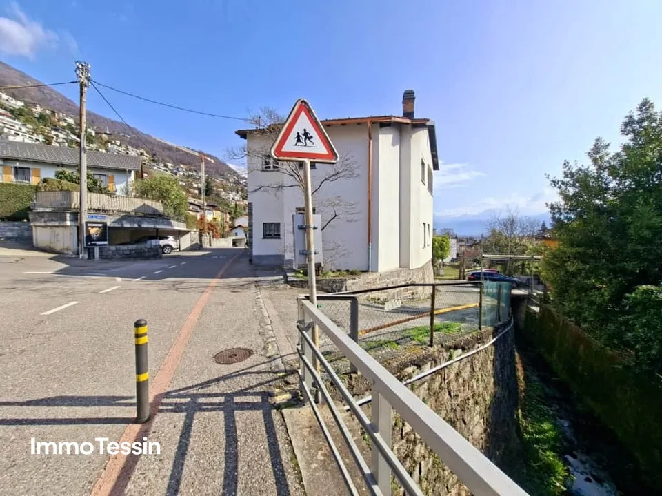 Rendement locatif : Maison avec 3 appartements dans un emplacement idéal, avec vue sur le lac, piscine intérieure et grand jardin