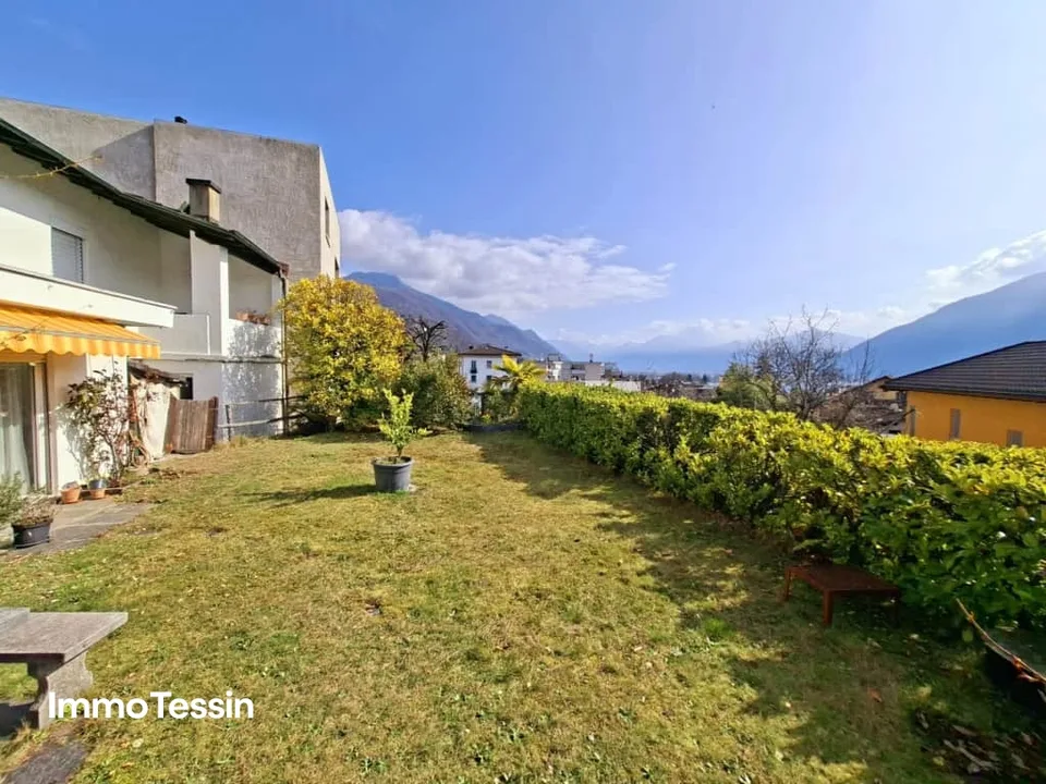 Rendement locatif : Maison avec 3 appartements dans un emplacement idéal, avec vue sur le lac, piscine intérieure et grand jardin