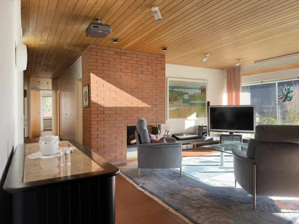 Freistehendes 7-Zimmer-Einfamilienhaus mit luxuriösem Wintergarten, schönem Umschwung und Aussenschwimmbad – Foto 20 von 30