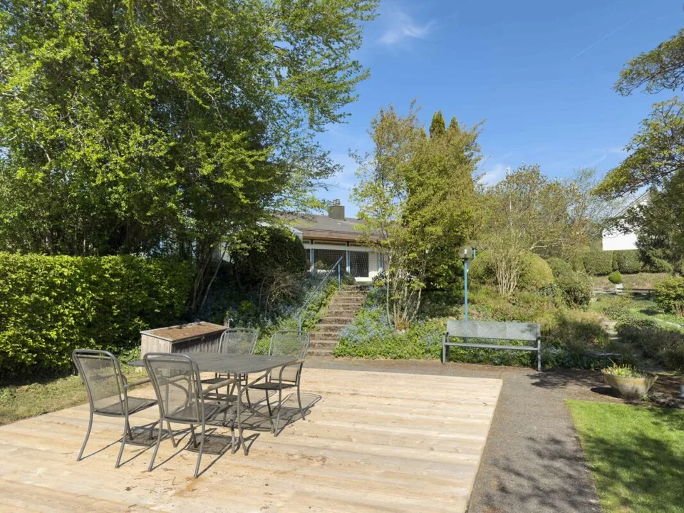 Freistehendes 7-Zimmer-Einfamilienhaus mit luxuriösem Wintergarten, schönem Umschwung und Aussenschwimmbad
