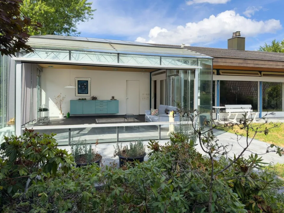 Freistehendes 7-Zimmer-Einfamilienhaus mit luxuriösem Wintergarten, schönem Umschwung und Aussenschwimmbad
