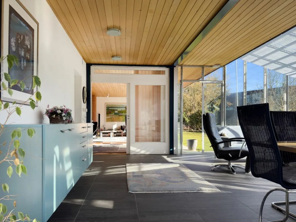 Freistehendes 7-Zimmer-Einfamilienhaus mit luxuriösem Wintergarten, schönem Umschwung und Aussenschwimmbad – Foto 14 von 30