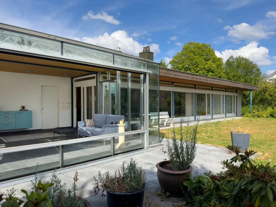 Freistehendes 7-Zimmer-Einfamilienhaus mit luxuriösem Wintergarten, schönem Umschwung und Aussenschwimmbad