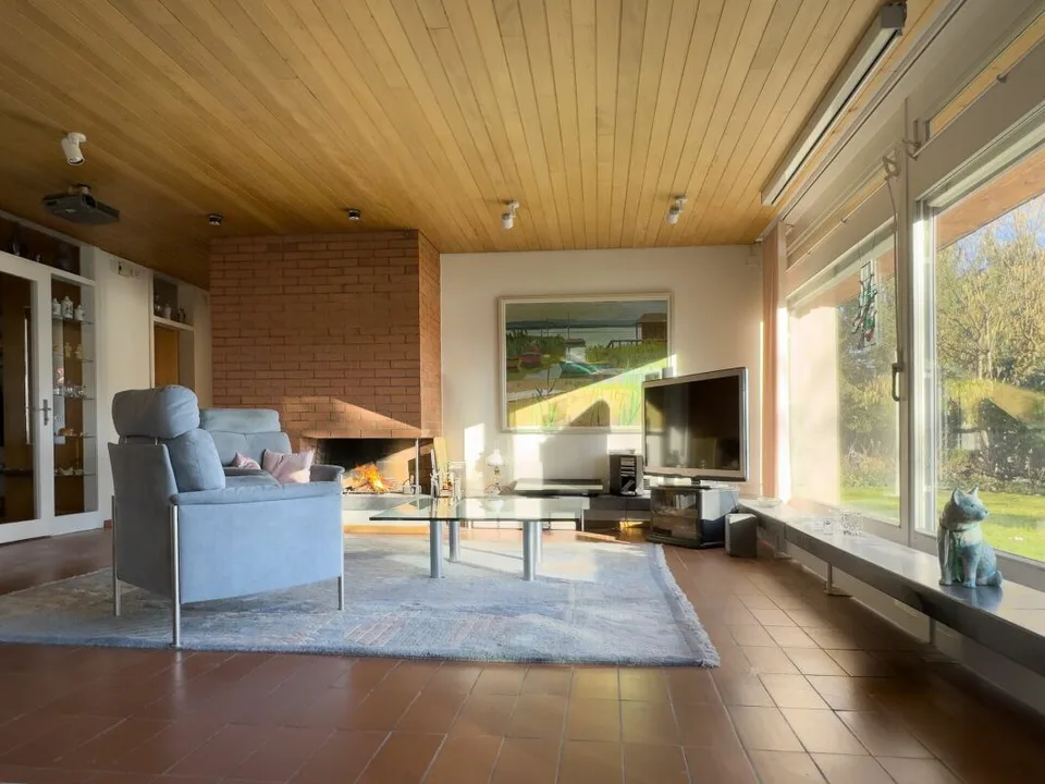 Freistehendes 7-Zimmer-Einfamilienhaus mit luxuriösem Wintergarten, schönem Umschwung und Aussenschwimmbad – Foto 9 von 30