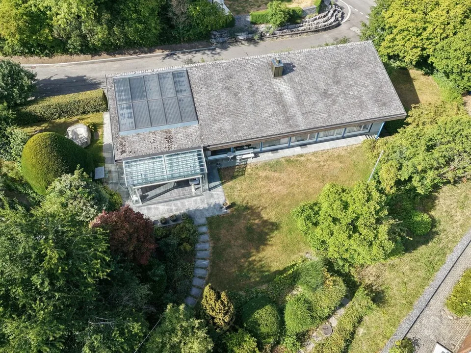 Freistehendes 7-Zimmer-Einfamilienhaus mit luxuriösem Wintergarten, schönem Umschwung und Aussenschwimmbad