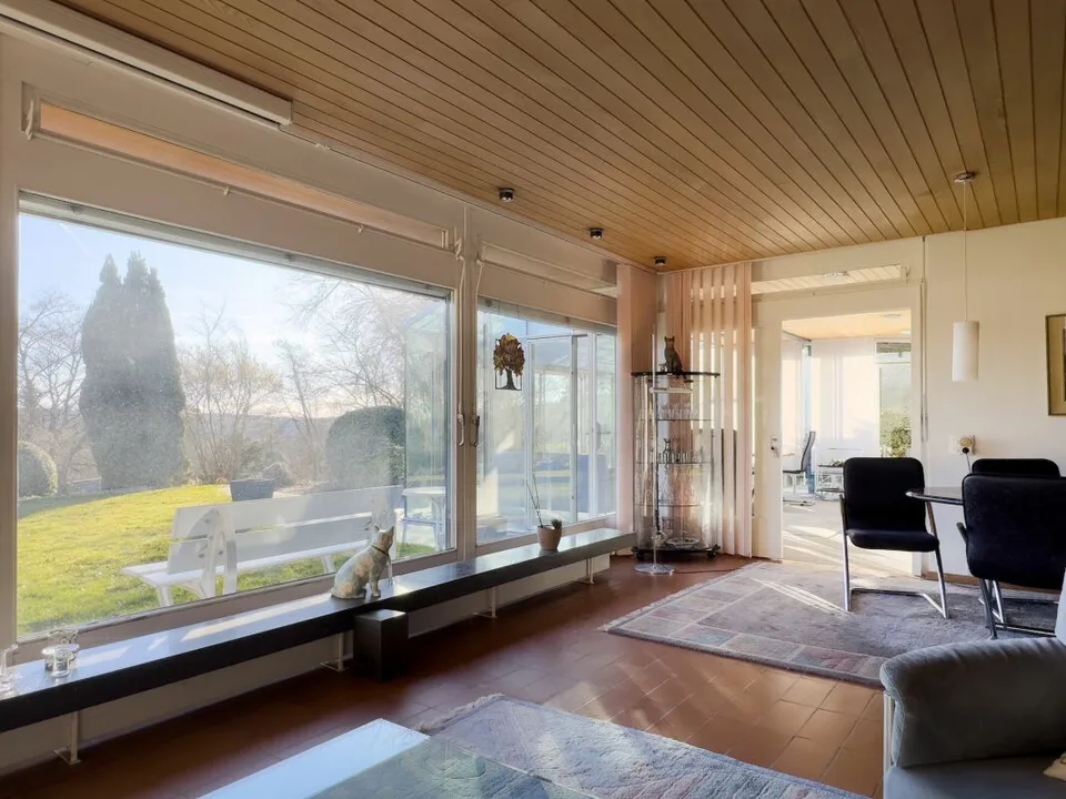Freistehendes 7-Zimmer-Einfamilienhaus mit luxuriösem Wintergarten, schönem Umschwung und Aussenschwimmbad – Foto 10 von 30