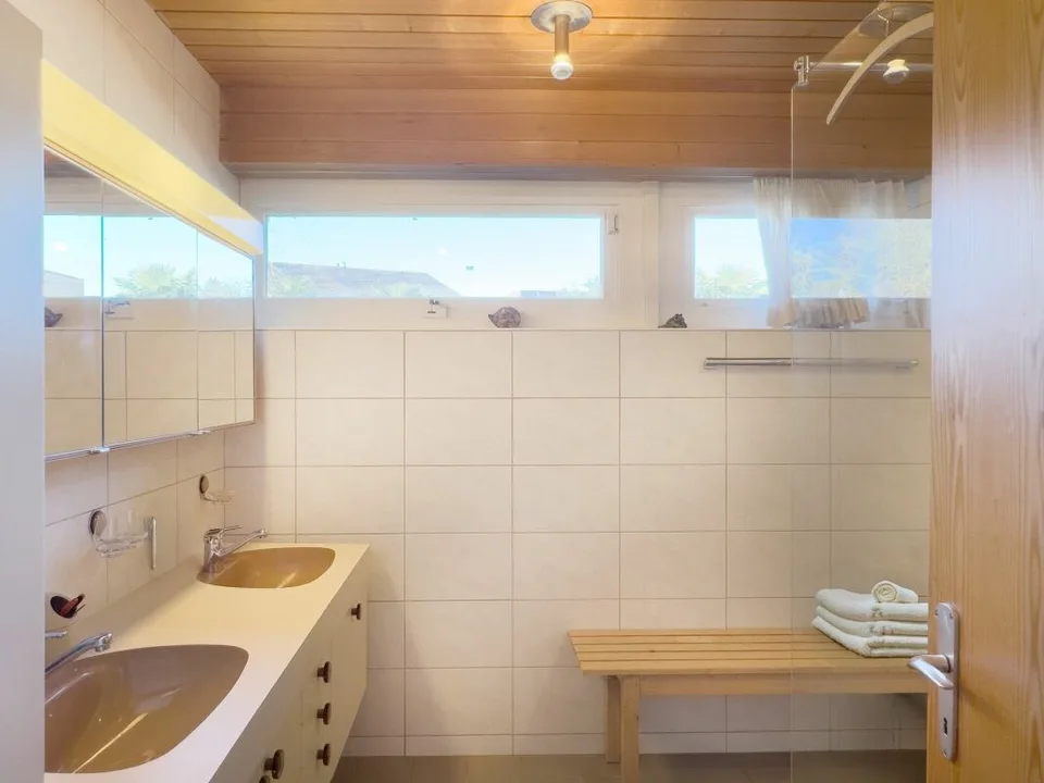 Freistehendes 7-Zimmer-Einfamilienhaus mit luxuriösem Wintergarten, schönem Umschwung und Aussenschwimmbad – Foto 21 von 30